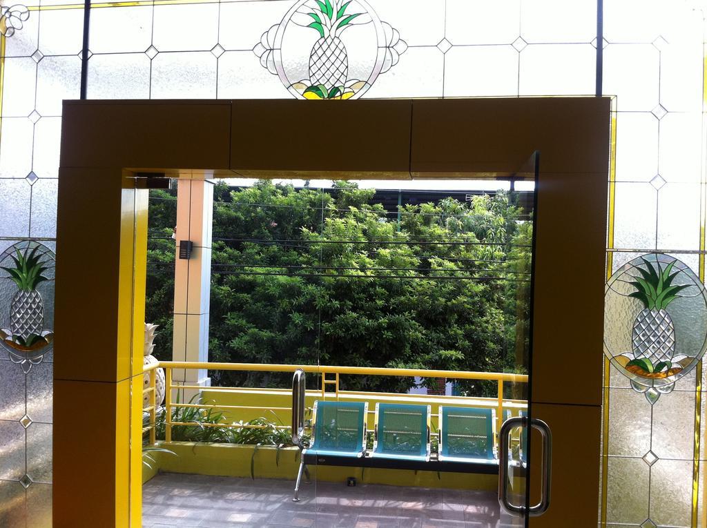 Отель Pineapple Mansion Surakarta  Экстерьер фото