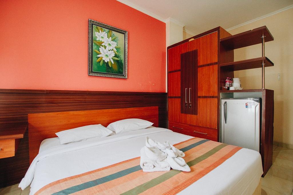 Отель Pineapple Mansion Surakarta  Экстерьер фото