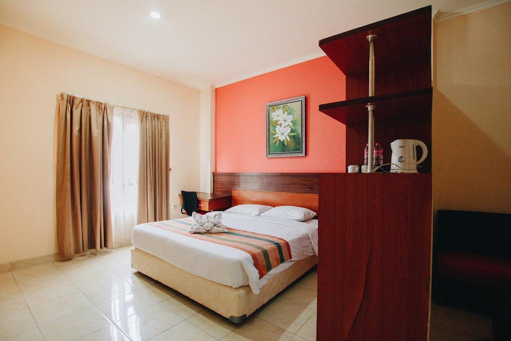 Отель Pineapple Mansion Surakarta  Экстерьер фото