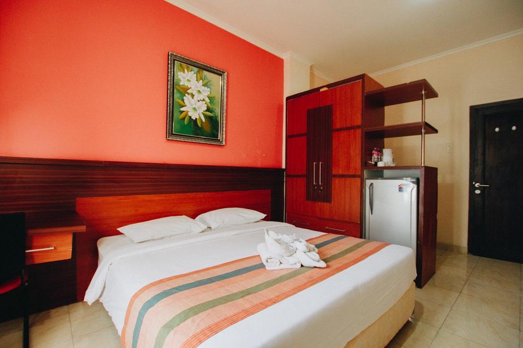 Отель Pineapple Mansion Surakarta  Экстерьер фото