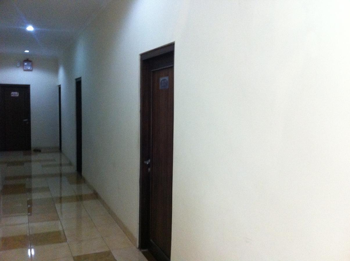 Отель Pineapple Mansion Surakarta  Экстерьер фото