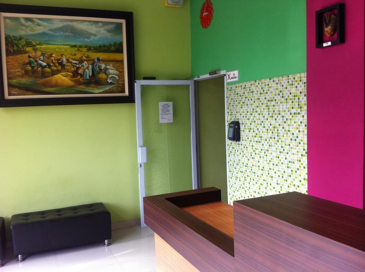 Отель Pineapple Mansion Surakarta  Экстерьер фото